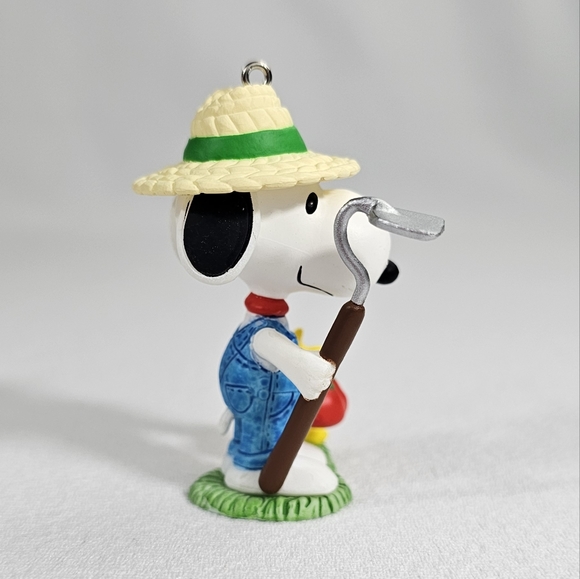 Hallmark 2016 Peanuts Green Thumb Snoopy Ornament - Picture 4 of 13